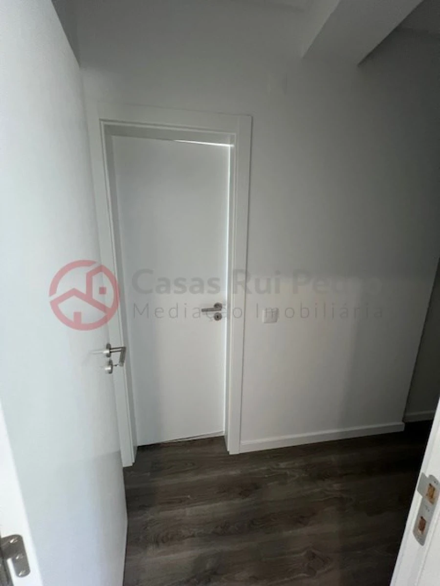 Apartamento T2 para Venda em Amora Foto 11