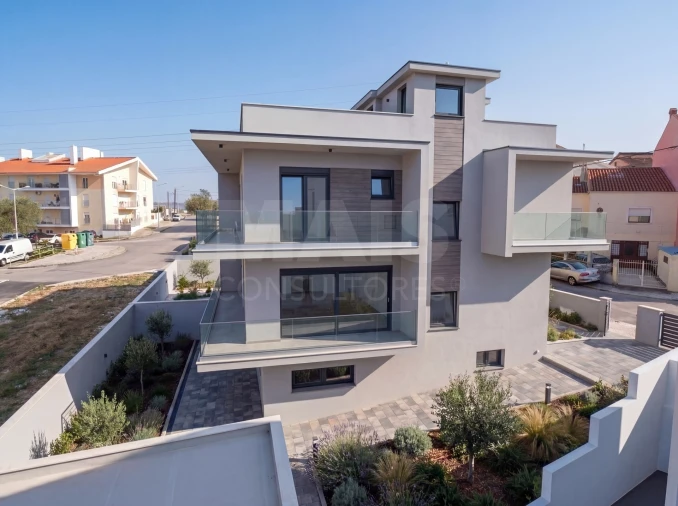 Moradia T5 para Venda em Pontinha e Famões