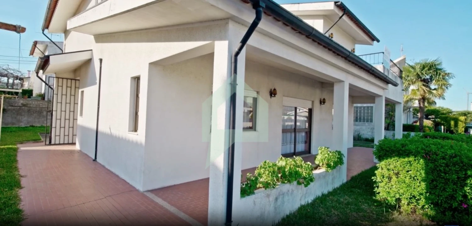 Moradia T5 para Venda em Arcozelo Foto 3