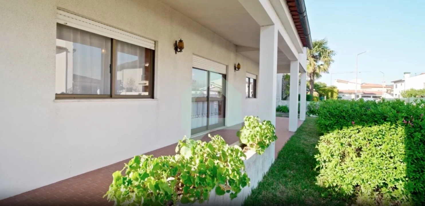 Moradia T5 para Venda em Arcozelo Foto 2