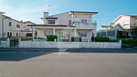 Moradia T5 para Venda em Arcozelo