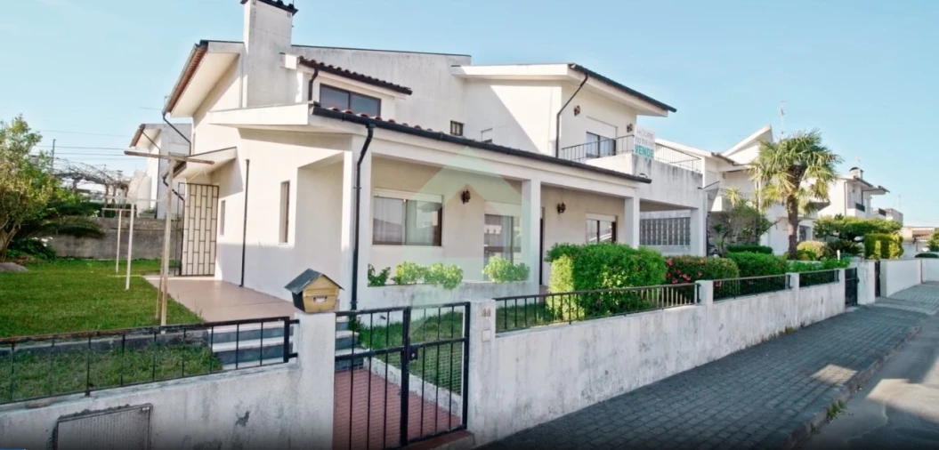 Moradia T5 para Venda em Arcozelo Foto 1