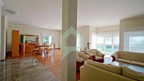 Moradia T5 para Venda em Creixomil e Mariz