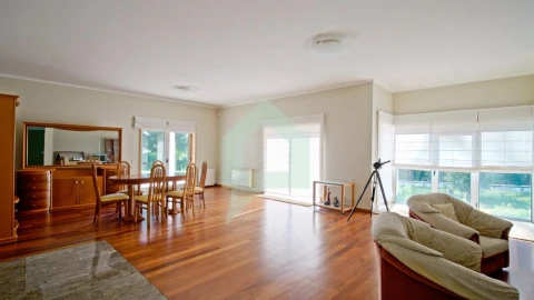 Moradia T5 para Venda em Creixomil e Mariz