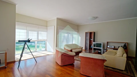 Moradia T5 para Venda em Creixomil e Mariz