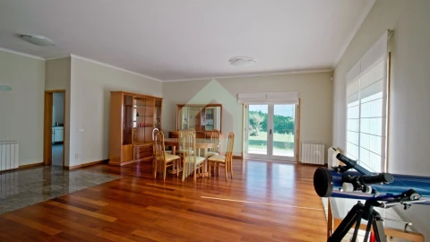 Moradia T5 para Venda em Creixomil e Mariz