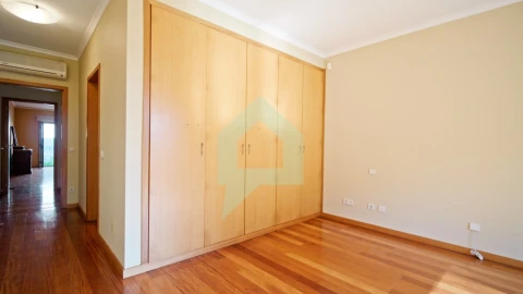 Moradia T5 para Venda em Creixomil e Mariz