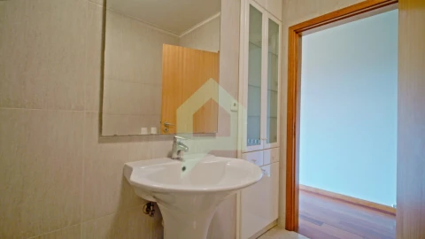 Moradia T5 para Venda em Creixomil e Mariz