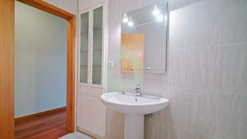 Moradia T5 para Venda em Creixomil e Mariz