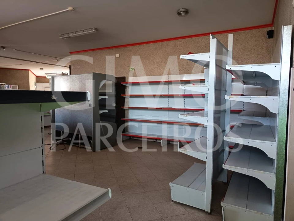 Loja para Arrendamento em Oiã Foto 6
