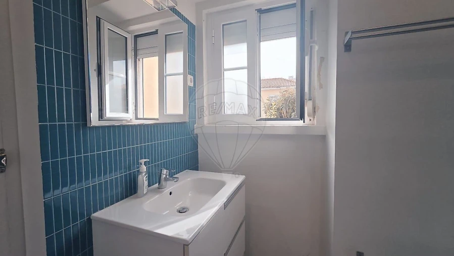 Apartamento T1 para Arrendamento em Alvalade Foto 2