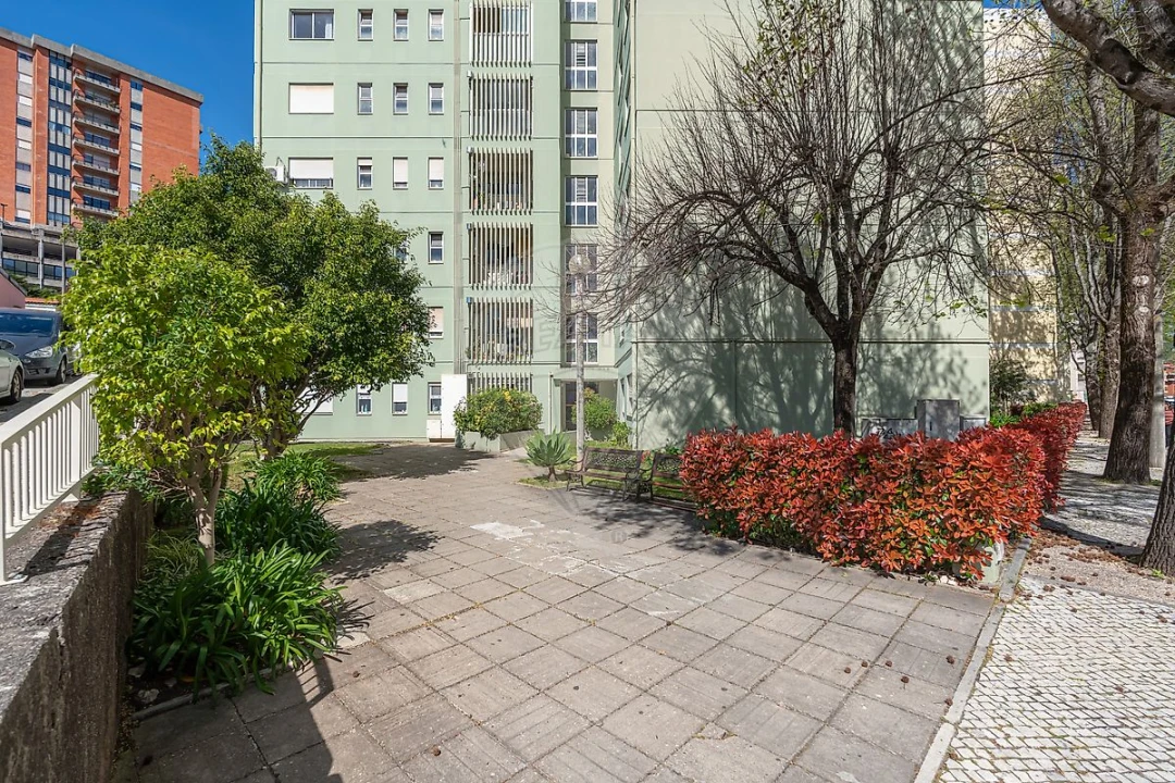 Apartamento T4 para Venda em Santo Antonio dos Olivais Foto 39