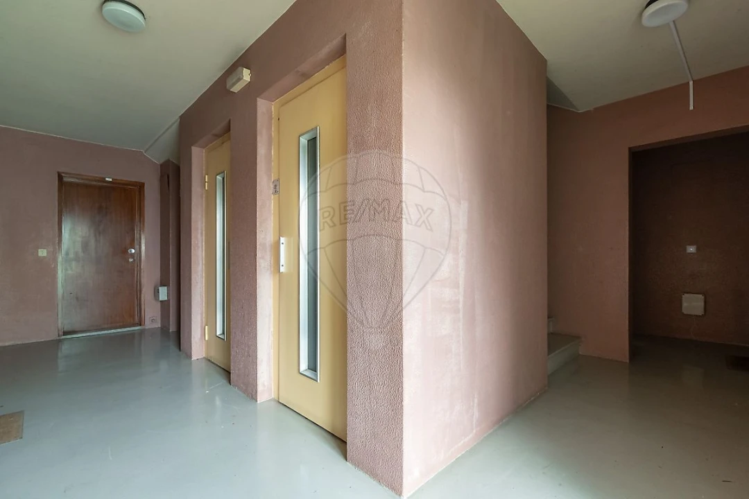 Apartamento T4 para Venda em Santo Antonio dos Olivais Foto 6