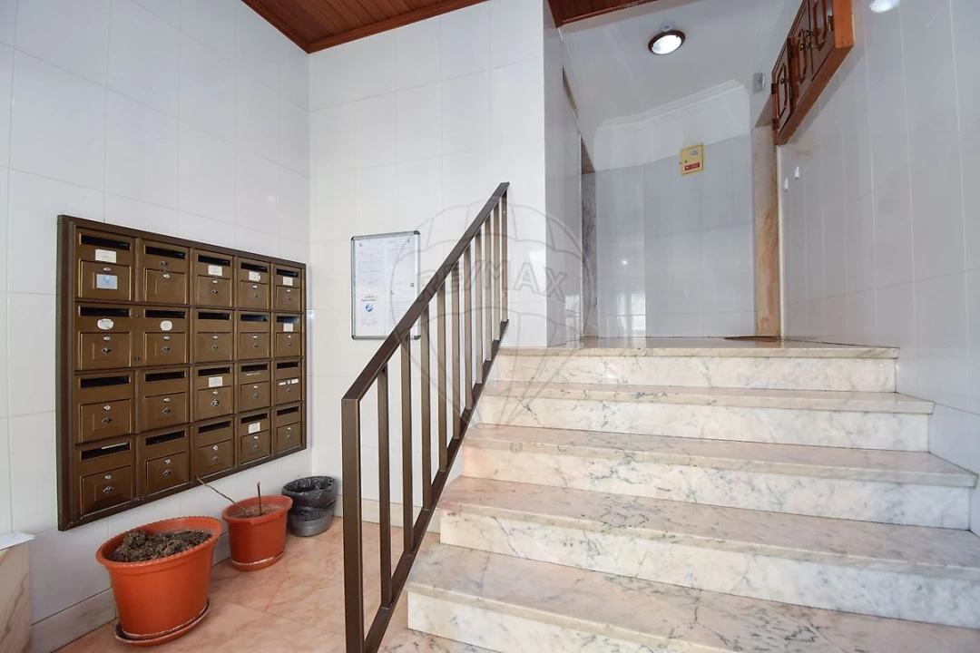 Apartamento T1 para Venda em Rio de Mouro Foto 5