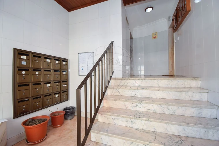 Apartamento T1 para Venda em Rio de Mouro Foto 5