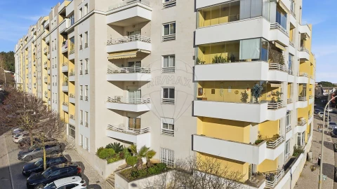 Apartamento T4 para Venda em Carcavelos e Parede