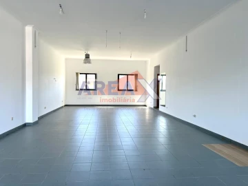 Loja para Venda em Nogueira do Cravo e Pindelo