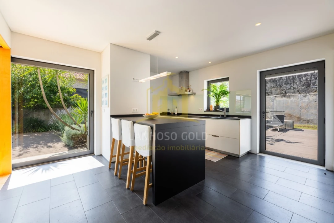 Moradia T5 para Venda em Lanhoso Foto 3