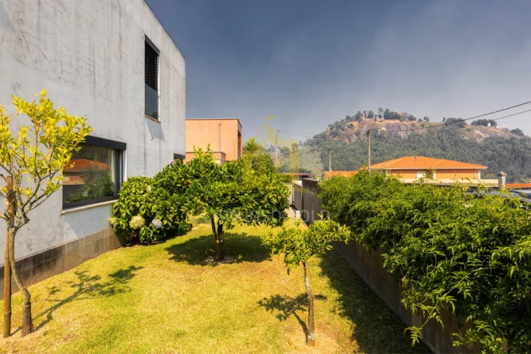 Moradia T5 para Venda em Lanhoso Foto 36