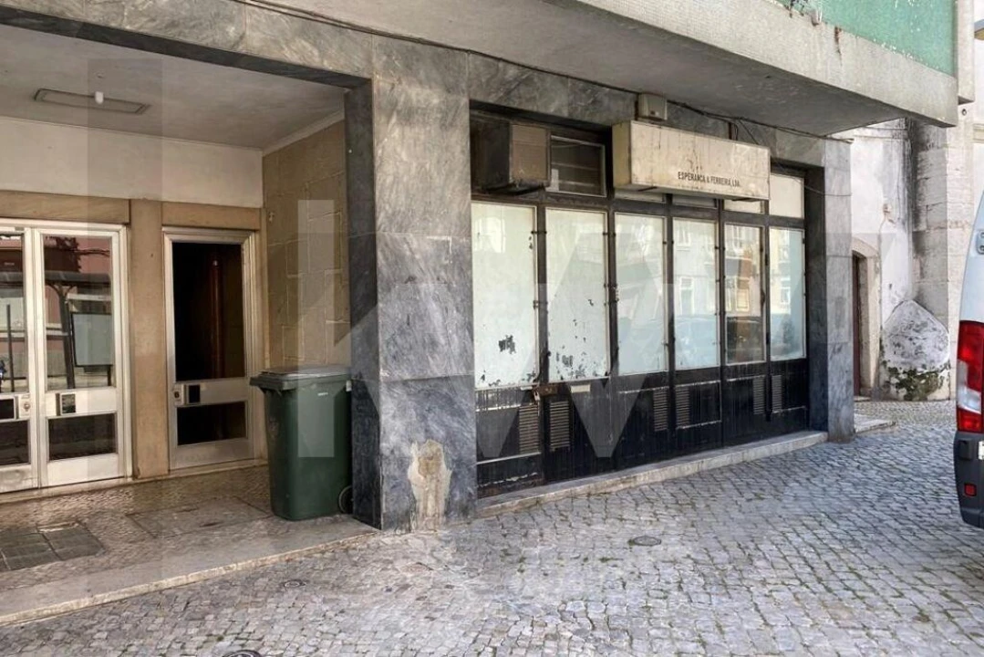 Loja para Arrendamento em São Vicente Foto 1