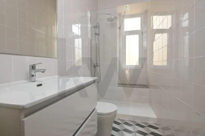 Apartamento T5 para Arrendamento em Santo António