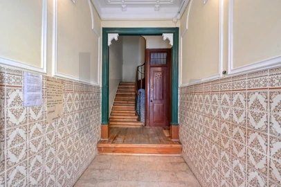 Apartamento T5 para Arrendamento em Santo António