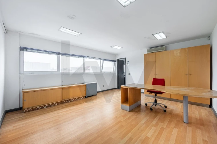 Armazém para Venda em Silvalde Foto 15