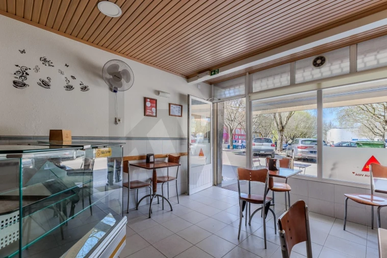 Loja para Arrendamento em Romeira e Várzea Foto 2