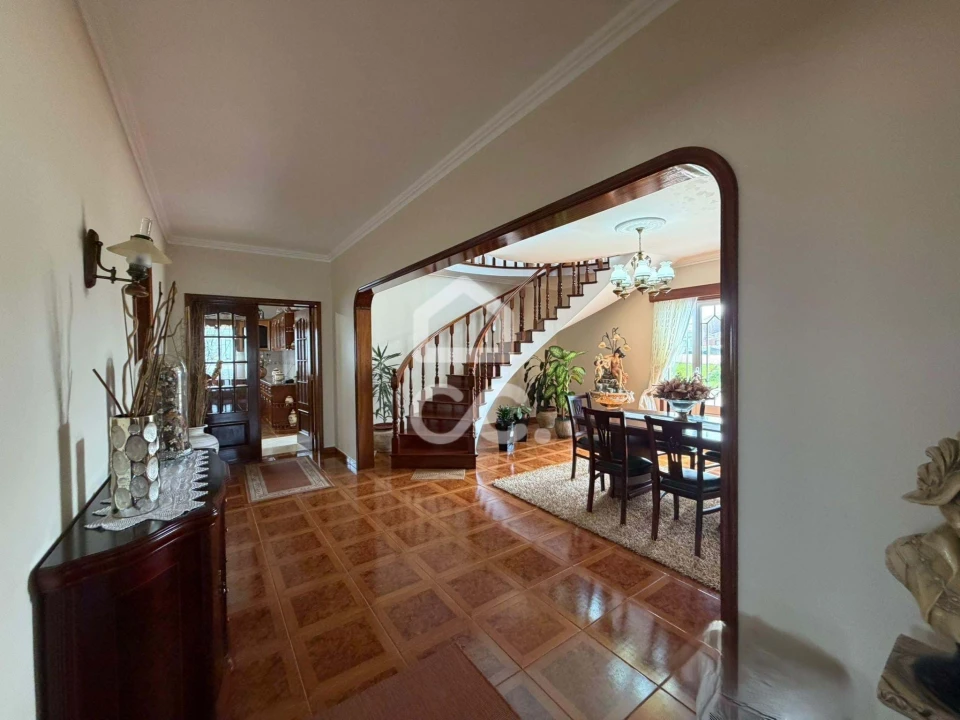 Moradia T5 para Venda em Arrifes Foto 6