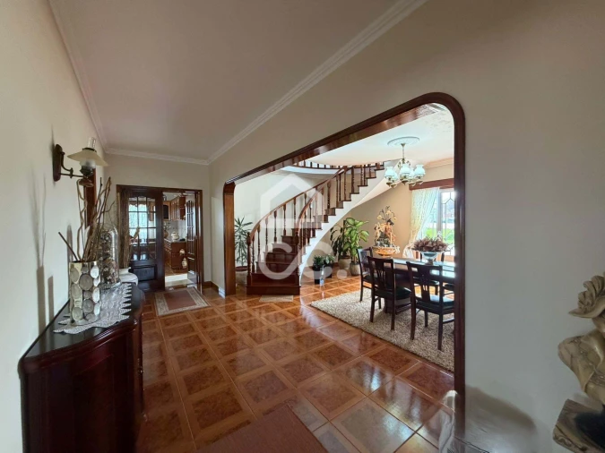 Moradia T5 para Venda em Arrifes Foto 6