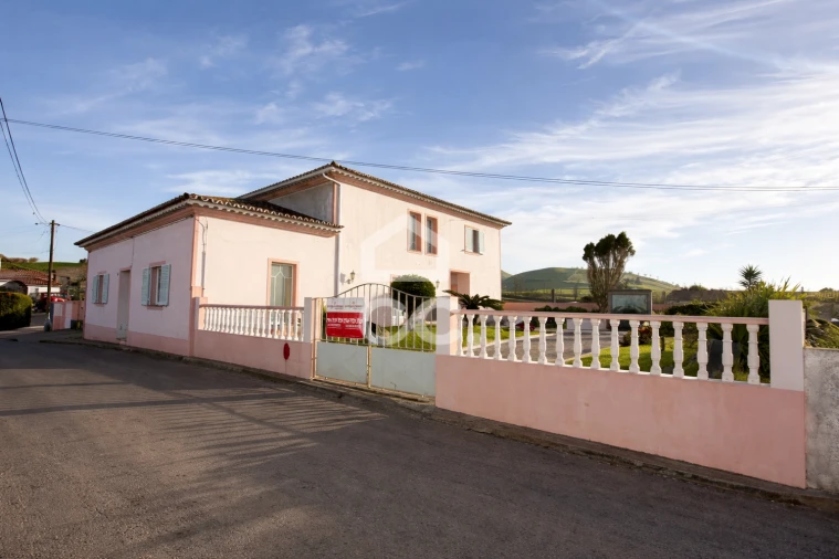 Moradia T5 para Venda em Arrifes