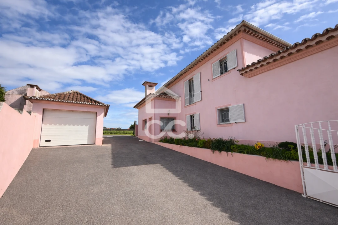 Moradia T5 para Venda em Arrifes Foto 26