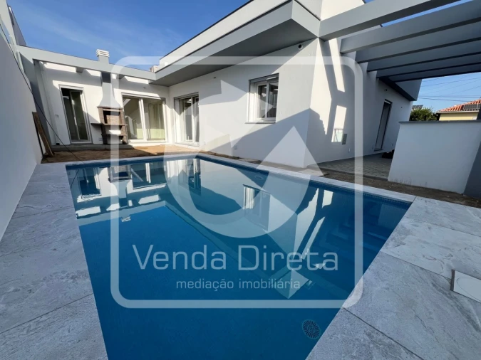 Moradia T4 para Venda em Fernao Ferro Foto 1