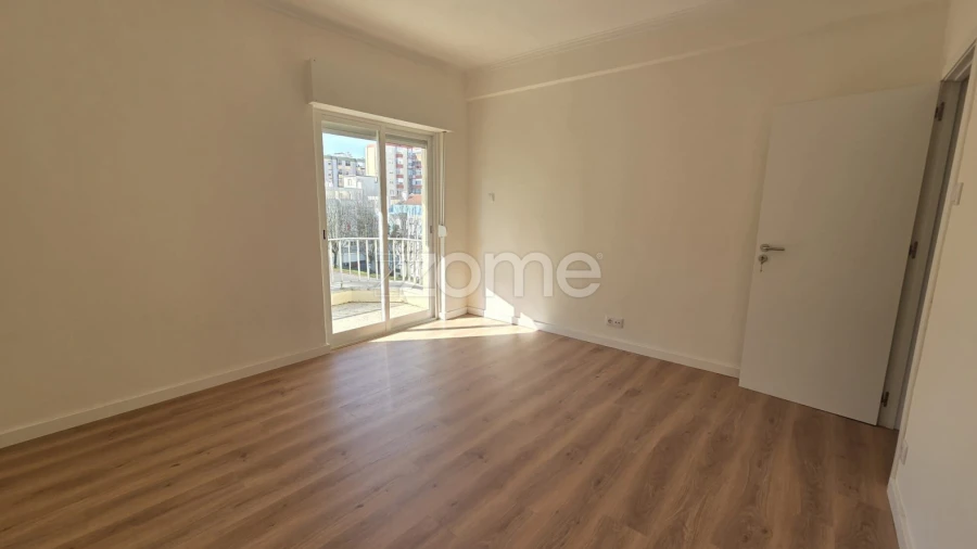 Apartamento T2 para Arrendamento em Águas Livres
