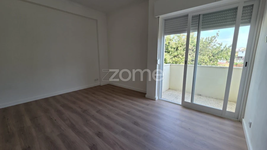 Apartamento T2 para Arrendamento em Águas Livres