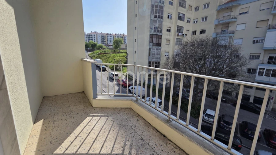 Apartamento T2 para Arrendamento em Águas Livres