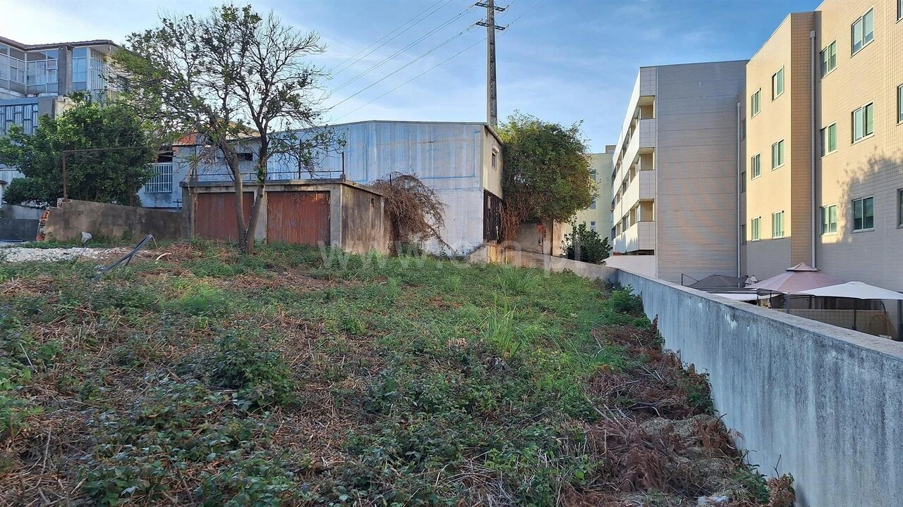 Terreno para Venda em Oliveira do Douro Foto 1