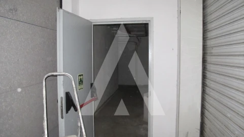 Armazém para Venda em Vialonga