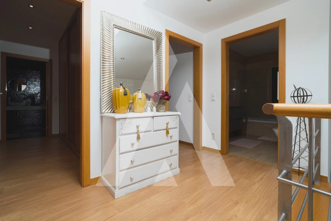 Moradia T5 para Venda em Santo Antonio dos Olivais Foto 38