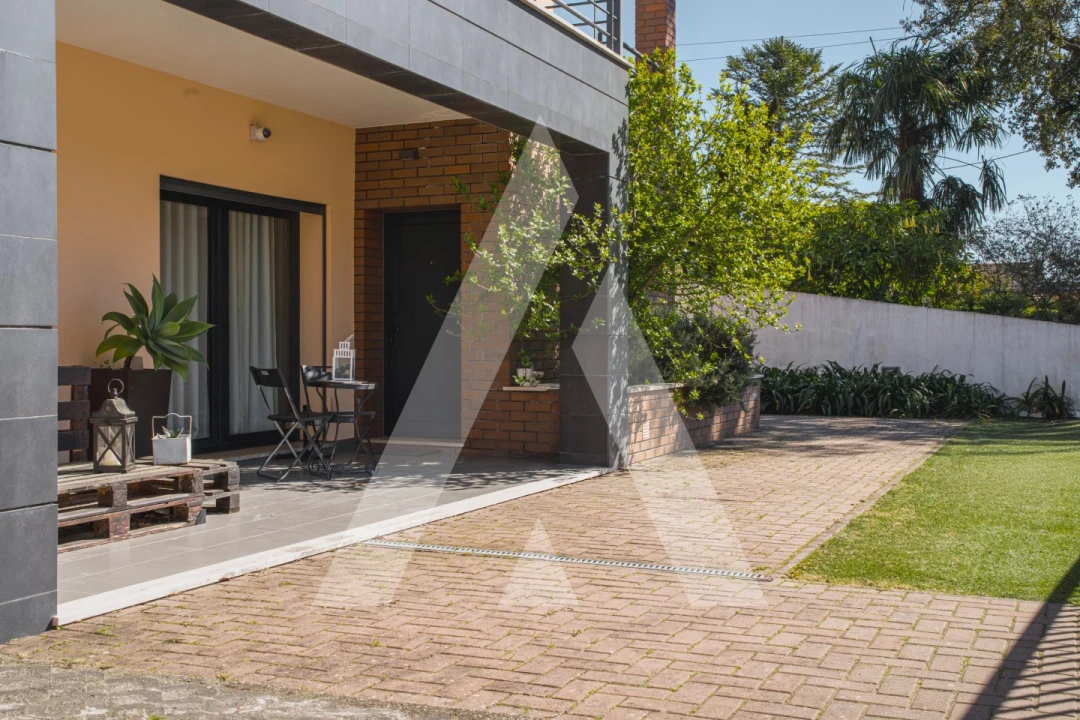 Moradia T5 para Venda em Santo Antonio dos Olivais Foto 1