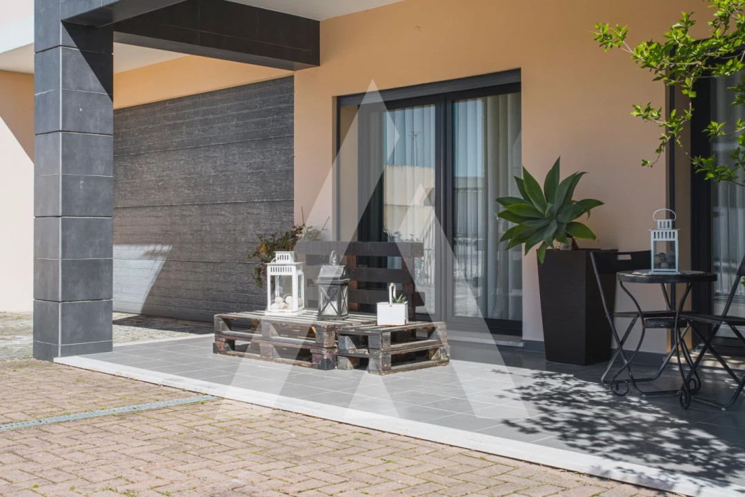 Moradia T5 para Venda em Santo Antonio dos Olivais Foto 3