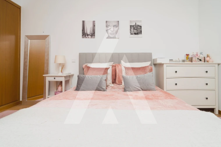 Moradia T5 para Venda em Santo Antonio dos Olivais Foto 45