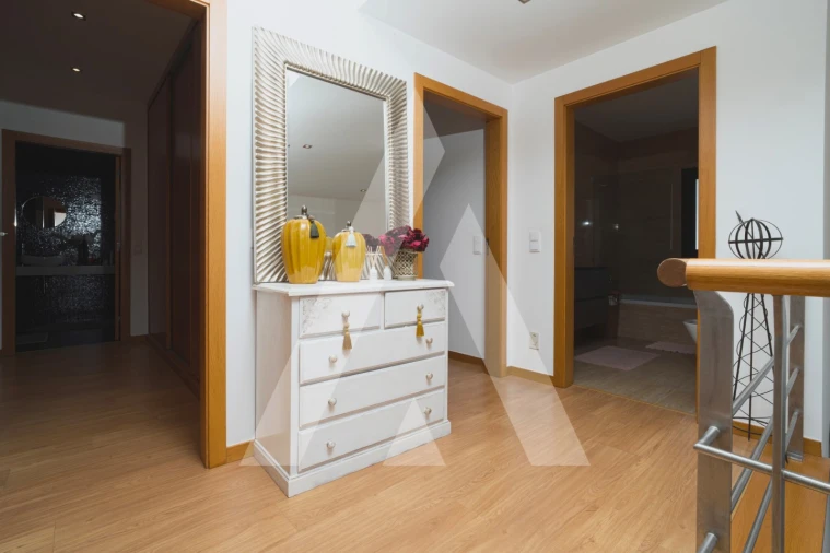 Moradia T5 para Venda em Santo Antonio dos Olivais Foto 38