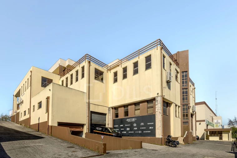 Armazém para Arrendamento em Alfragide