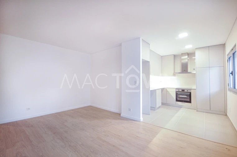 Apartamento T2 para Venda em Camarate, Unhos e Apelação Foto 1