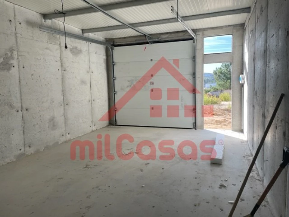 Garagem para Arrendamento em Santa Maria, São Pedro e Matacães Foto 7