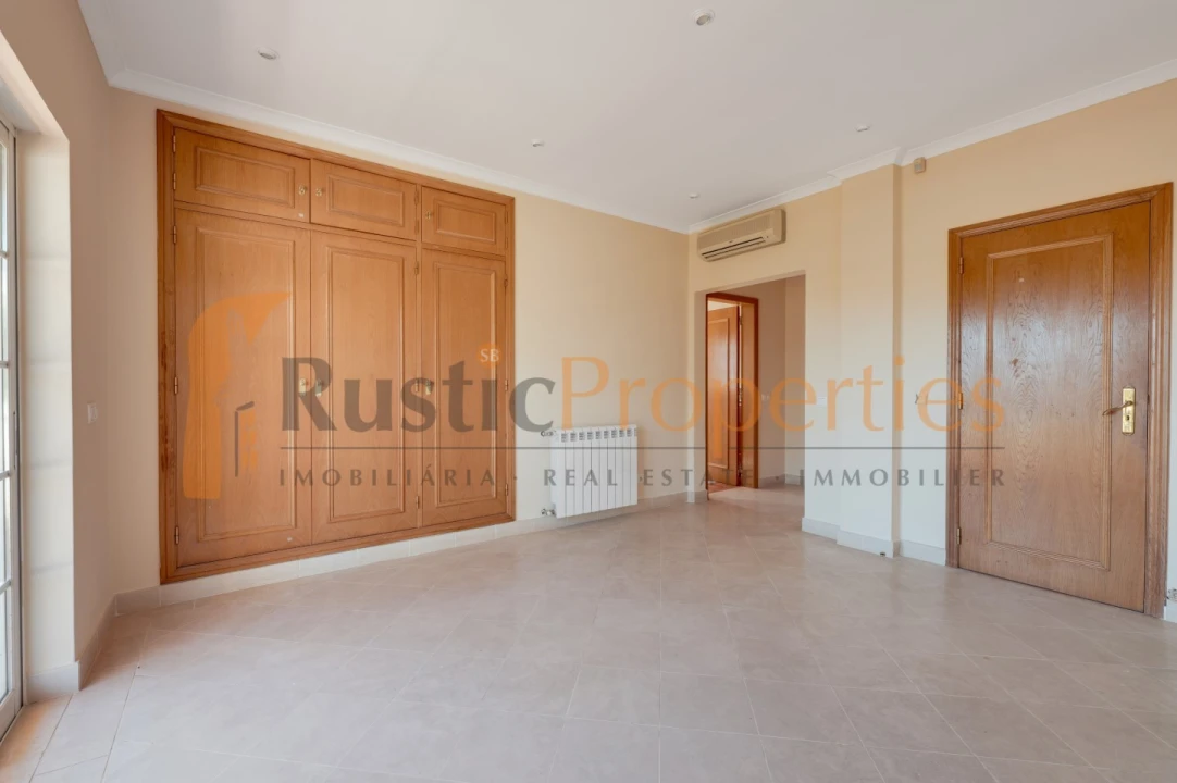 Moradia T5 para Venda em Loule (São Sebastião) Foto 22