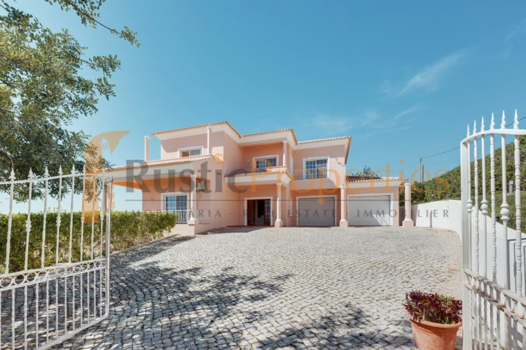 Moradia T5 para Venda em Loule (São Sebastião)