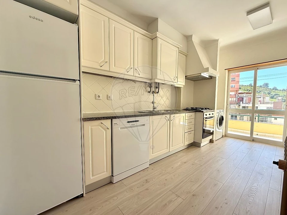 Apartamento T2 para Arrendamento em Santa Maria, São Pedro e Matacães Foto 12