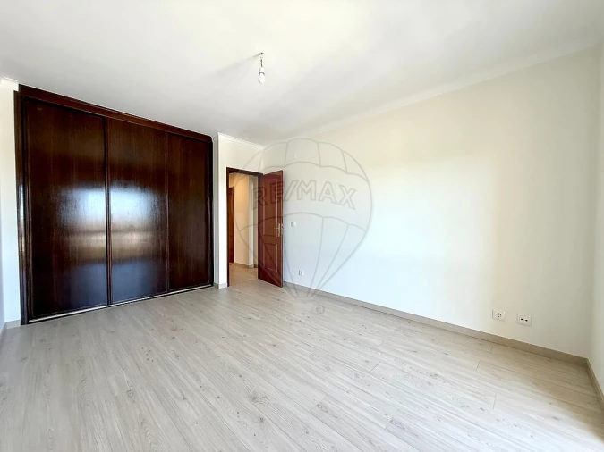 Apartamento T2 para Arrendamento em Santa Maria, São Pedro e Matacães Foto 3